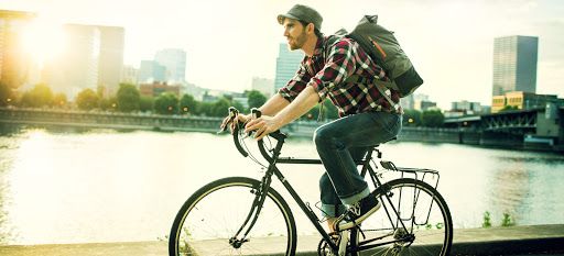 Homem andando de bicicleta como analogia ao texto de crisp-dm