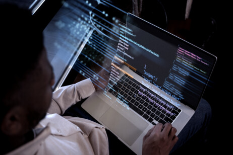 Imagem de um engenheiro de dados utilizando o sistema crud para seu trabalho. Foco da tela do computador.