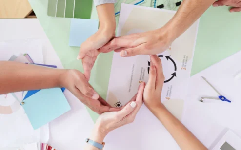 Alunos DNC colaborando em projetos práticos na Escola DNC, destacando a importância do trabalho em grupo e da aplicação prática dos conhecimentos adquiridos.